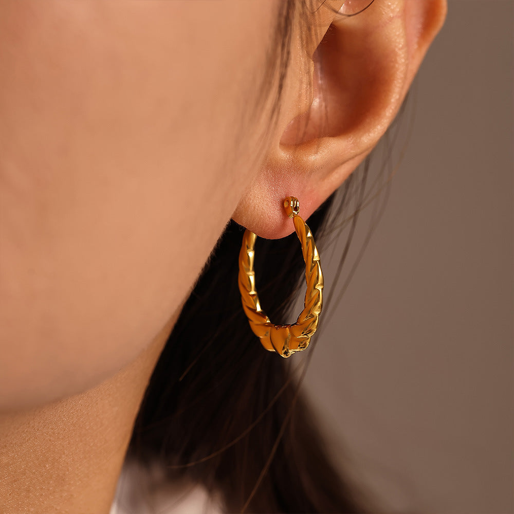 Stainless steel small love thread C-shaped earrings, earrings plated with 18K real gold temperament commuting non-fading earrings