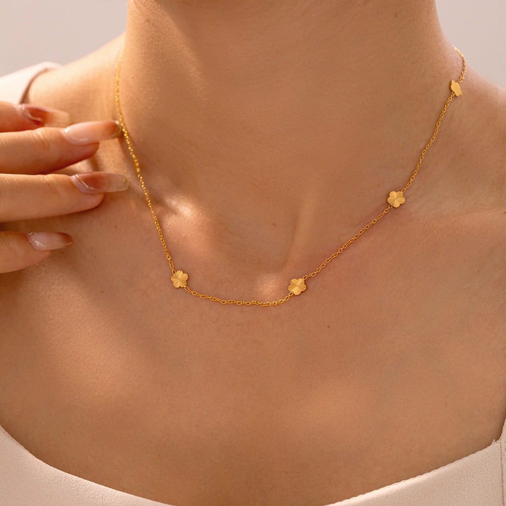 Xiao Qiao flower collarbone chain temperament elegant design titanium steel plated 18k real gold niche jewelry wholesale 99
