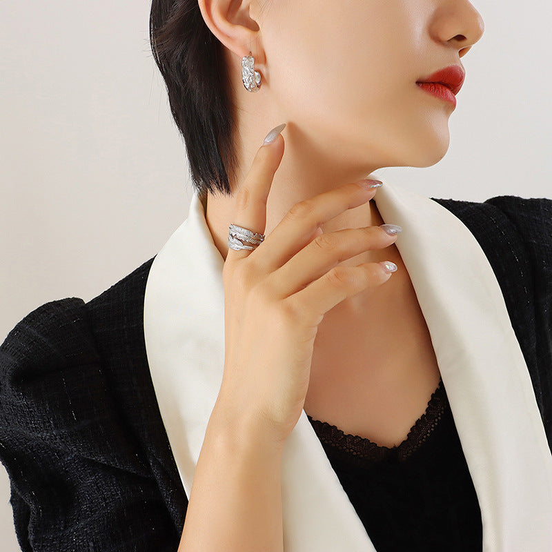 Retro personality elegant wind heavy industry forged C-shaped earrings titanium steel plated 18K gold hot-selling earrings accessories