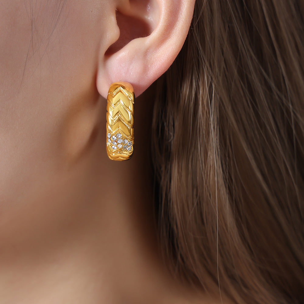 New light luxury high-end temperament diamond-encrusted earrings C-shaped titanium steel plated with 18K gold non-fading earrings women's jewelry