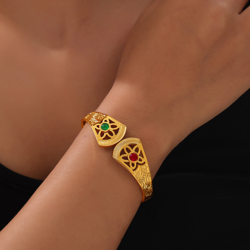 Hot-selling personality retro temperament elegant jewelry inlaid with natural stone design sense hollow titanium steel gold-plated bracelet pp