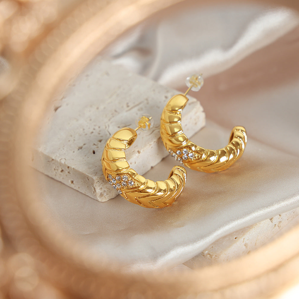 New light luxury high-end temperament diamond-encrusted earrings C-shaped titanium steel plated with 18K gold non-fading earrings women's jewelry