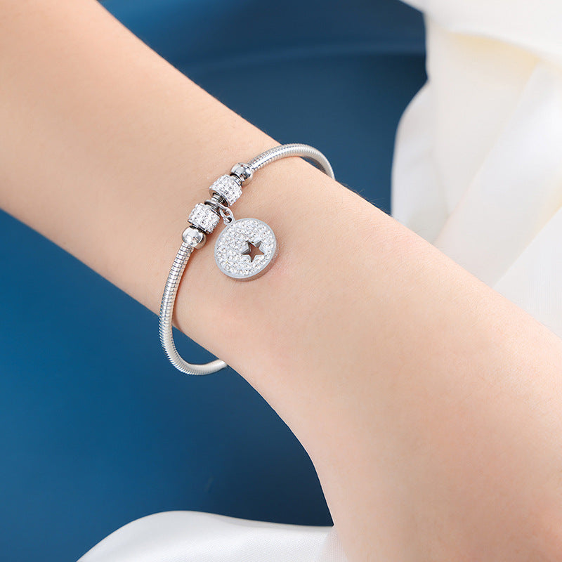 New versatile personality pendant, jewelry, magnetic attraction femininity, electroplating does not fade, titanium steel bracelet jewelry wholesale