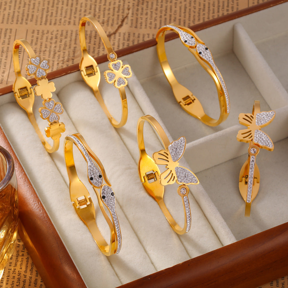 Elegant temperament Gentle and versatile personality bracelet Four-leaf love Diamond butterfly design Titanium steel gold-plated bracelet