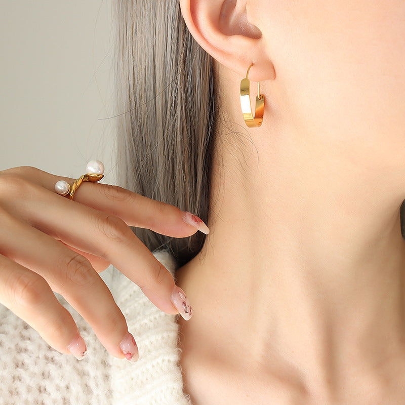 Autumn and winter trendy models, beautiful cold wind, fashionable personalized buckle plain ring earrings, titanium steel gold-plated ear jewelry F32899