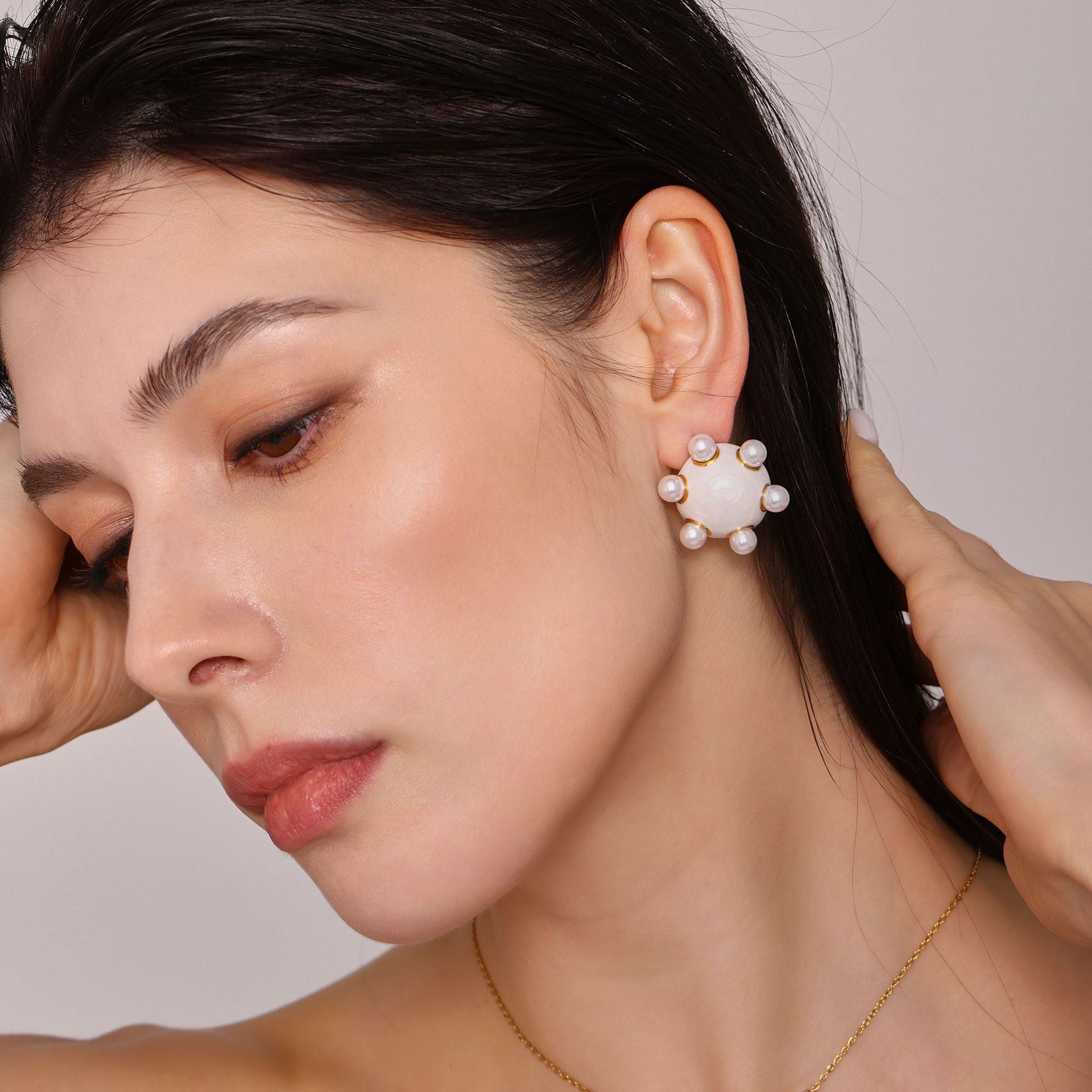 Cold niche light luxury earrings stainless steel plated 18k gold pearl earrings, versatile personality and temperament, spot
