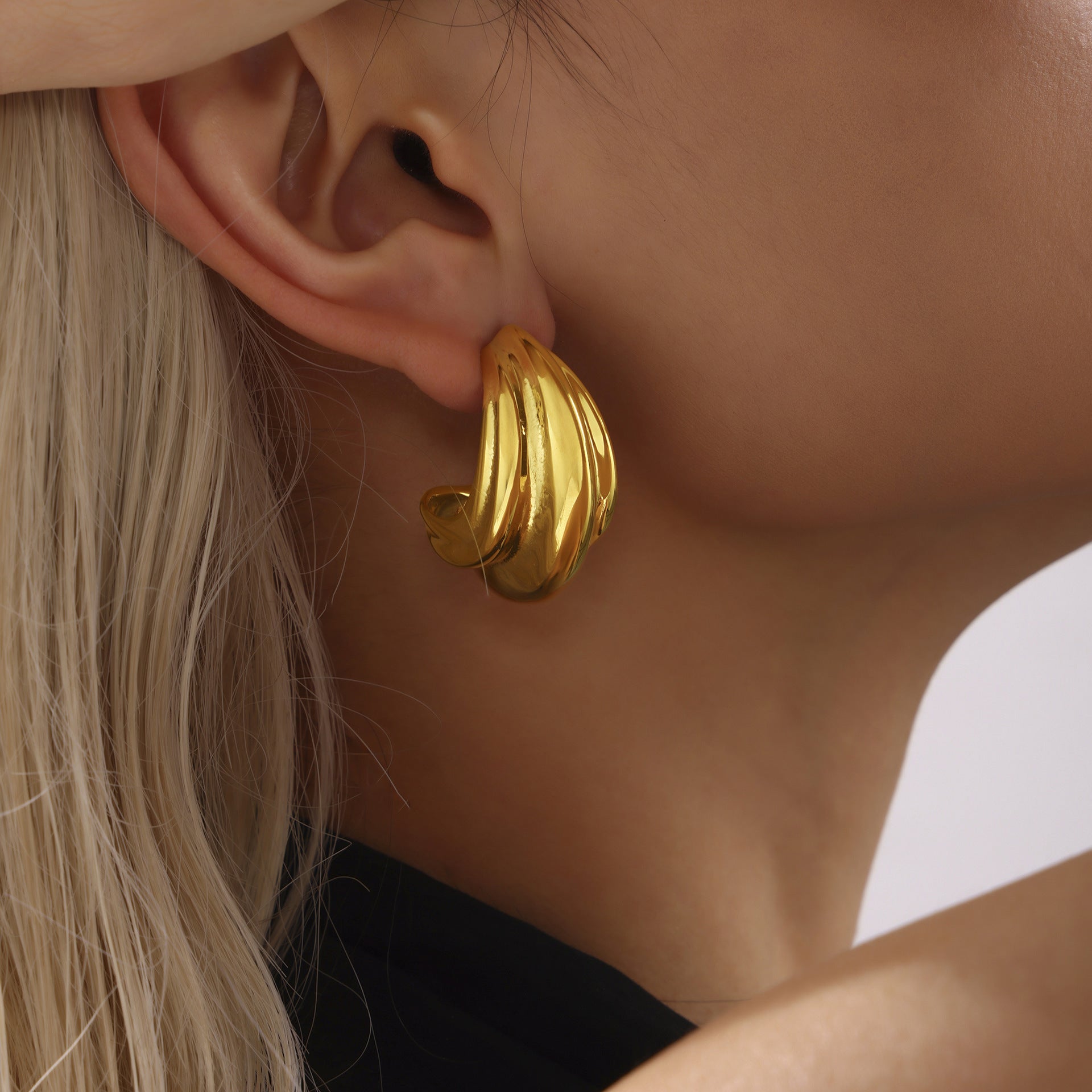 Stainless steel multi-layer C-shaped curved heavy industry polished texture earrings PVD plated 18K real gold Internet celebrity stud earrings