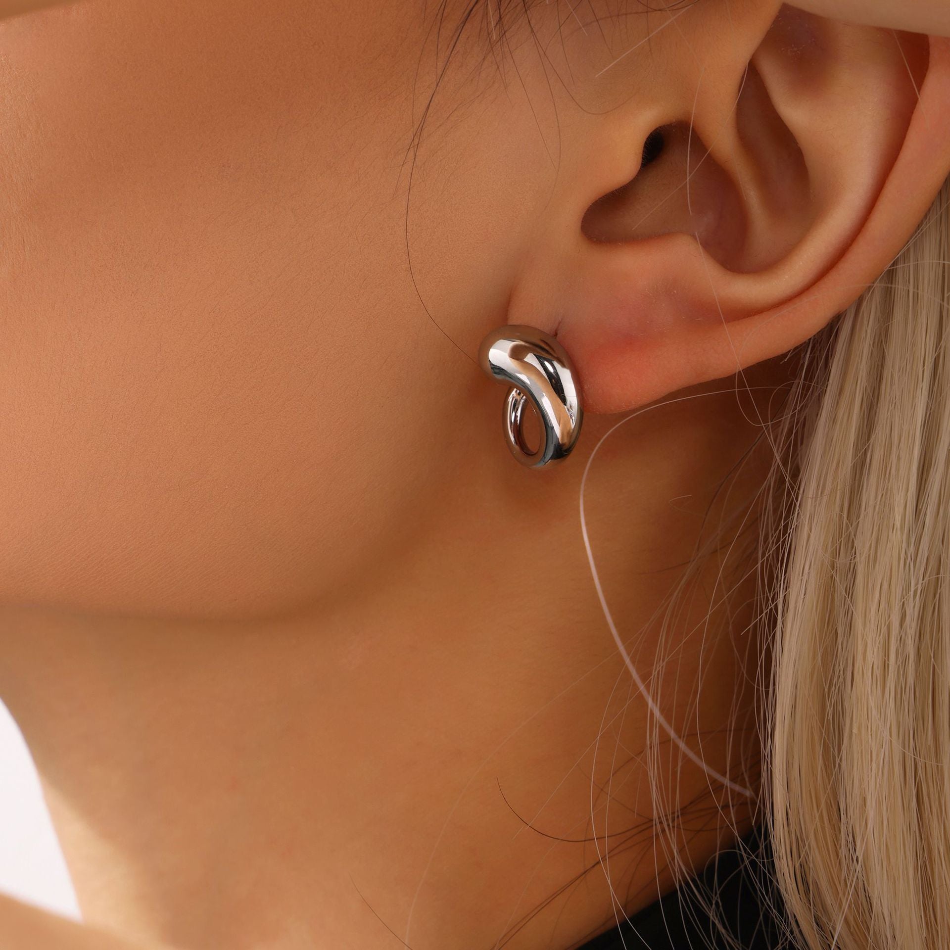 Stylish and simple curved water drop stud earrings stainless steel plated 18K real gold light luxury ins wind earrings women 99