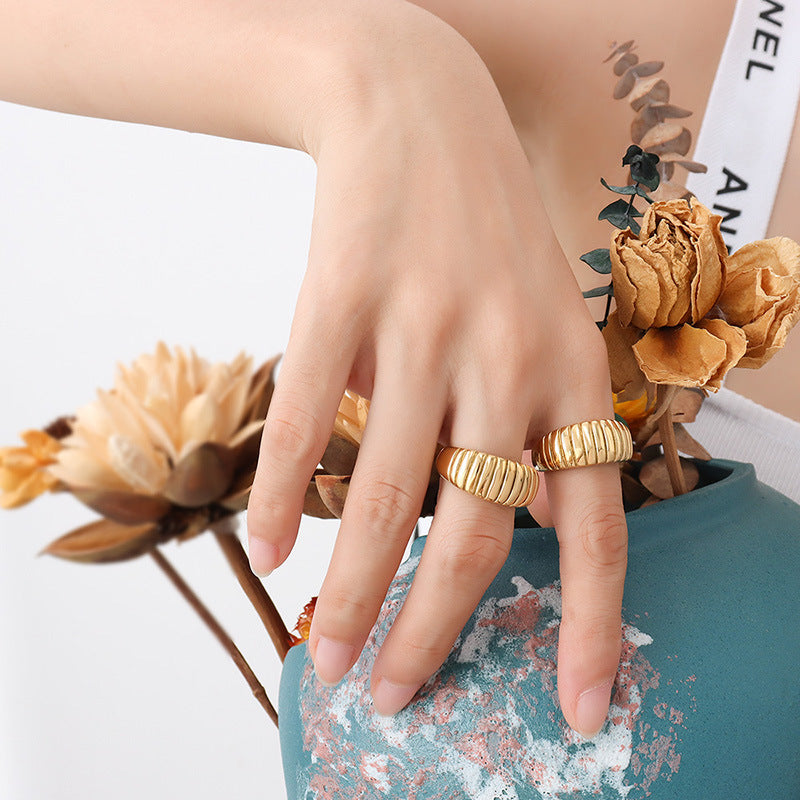 Unique style croissant texture design ring ring ring titanium steel women's plated 18 real gold ring jewelry A253