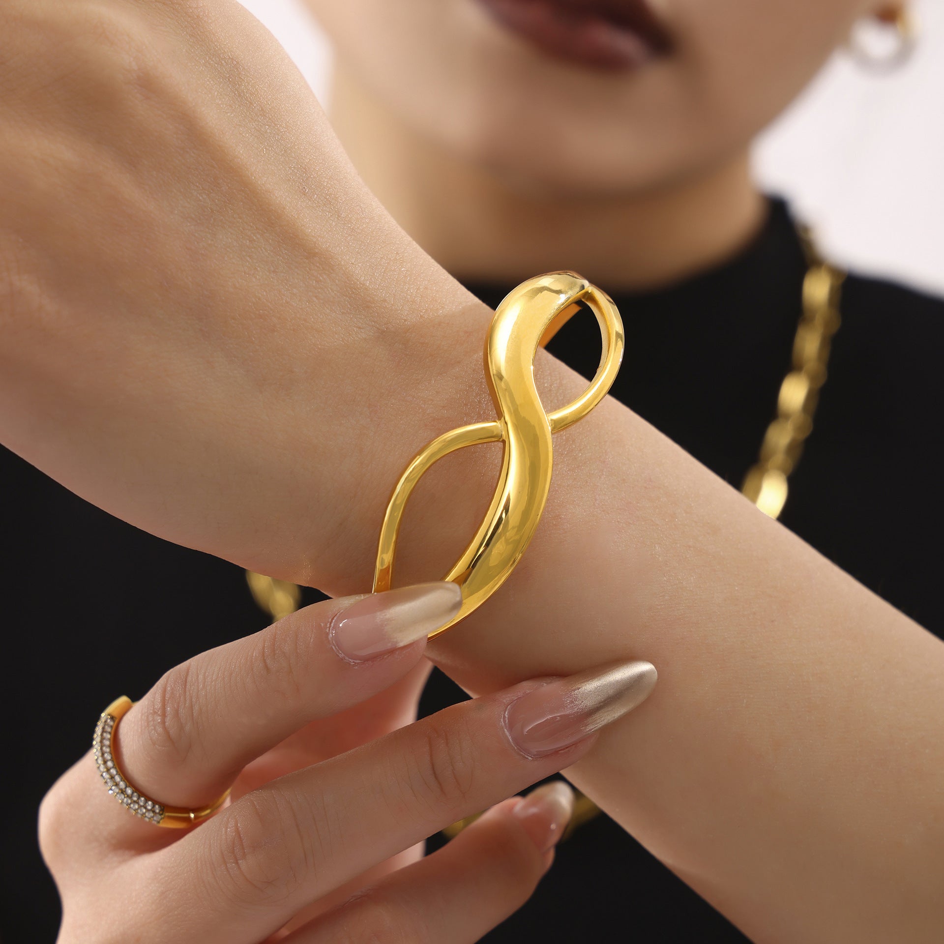 8-Character curve design high polished buckle bracelet PVD electroplating 18K real gold color retention hot-selling model