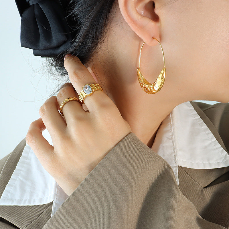 Creative design, personalized tide ship-shaped embossed earrings, titanium steel plated with 18K gold, non-fading, fashionable ear buckle manufacturer