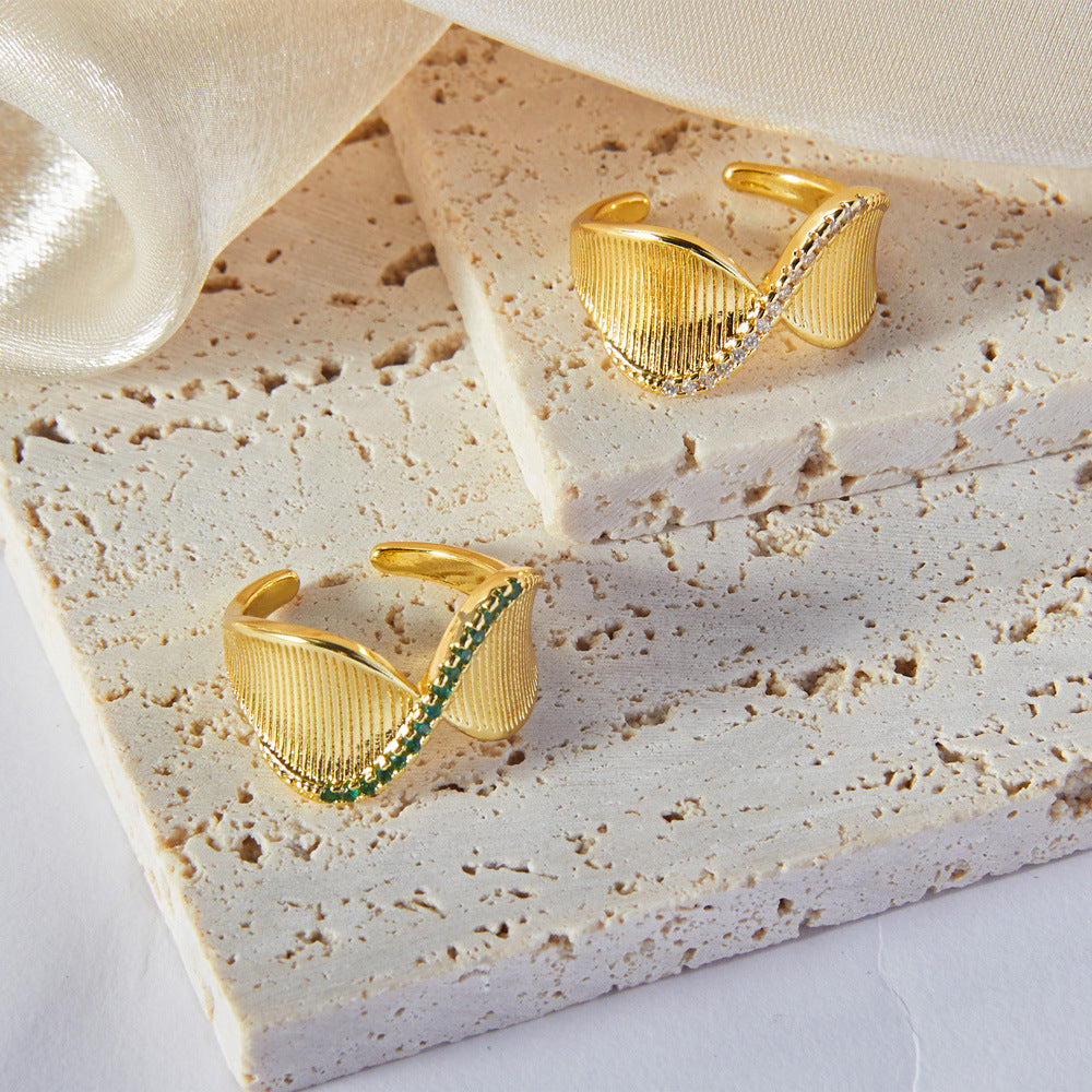 Fashion commuting, simple and cold wind, personalized jewelry, twisted shape, striped design, inlaid with colored diamonds, copper ring