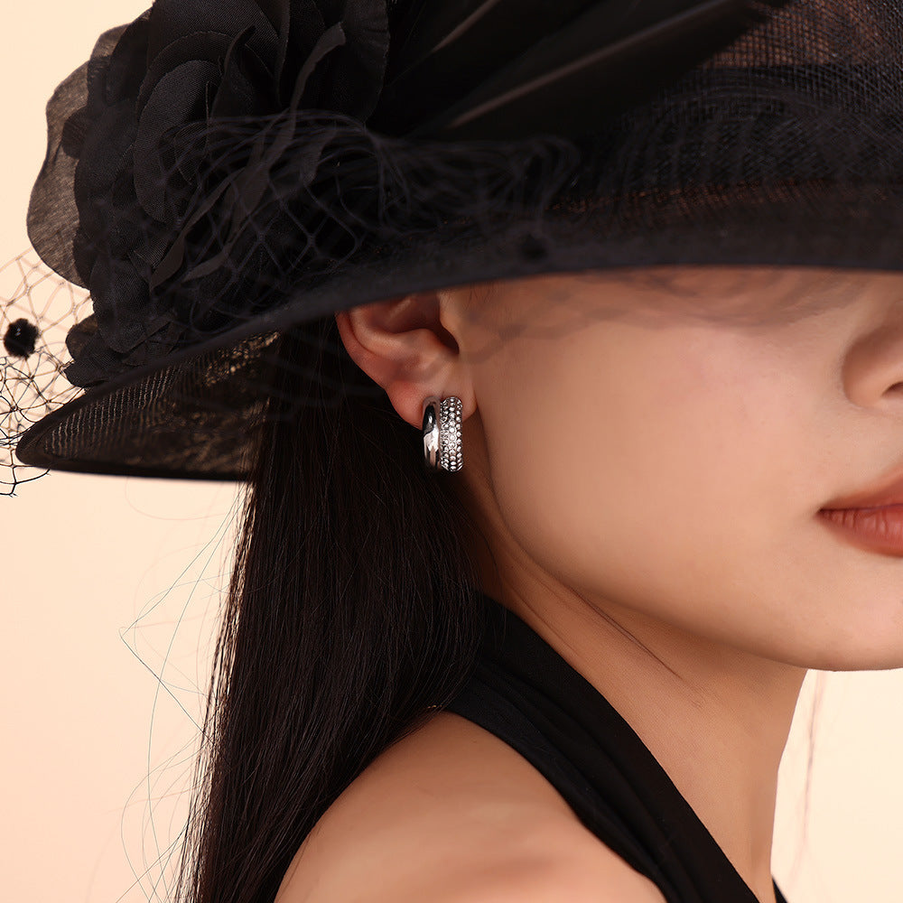 Retro double C sticky diamond earrings fashion temperament stainless steel 18K gold crescent shape does not fade simple earrings women 99