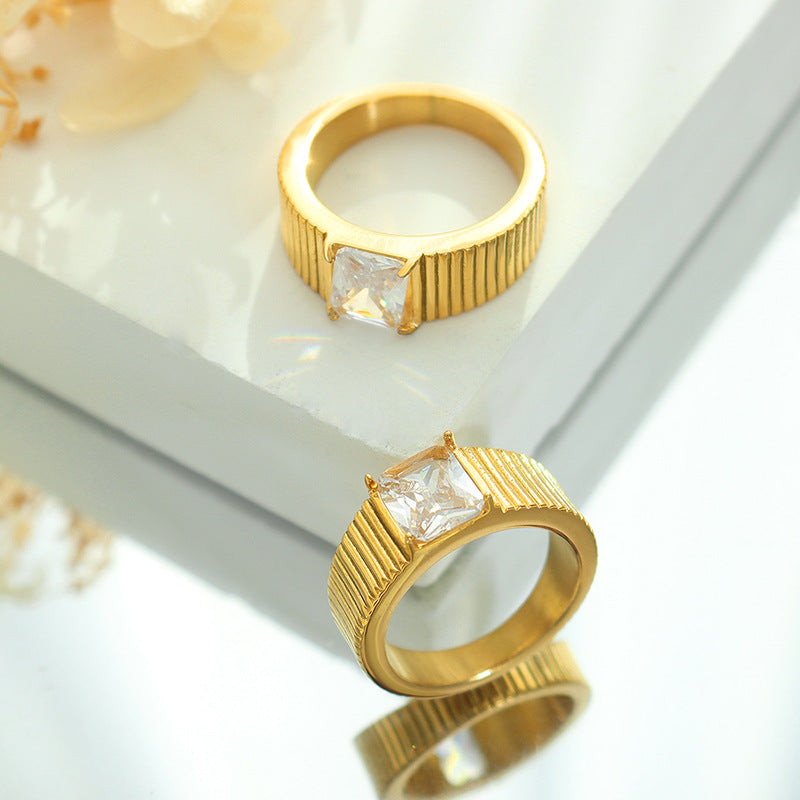 Hot-selling couple's retro style temperament inlaid zircon ring, titanium steel plated 18K gold ring does not fade