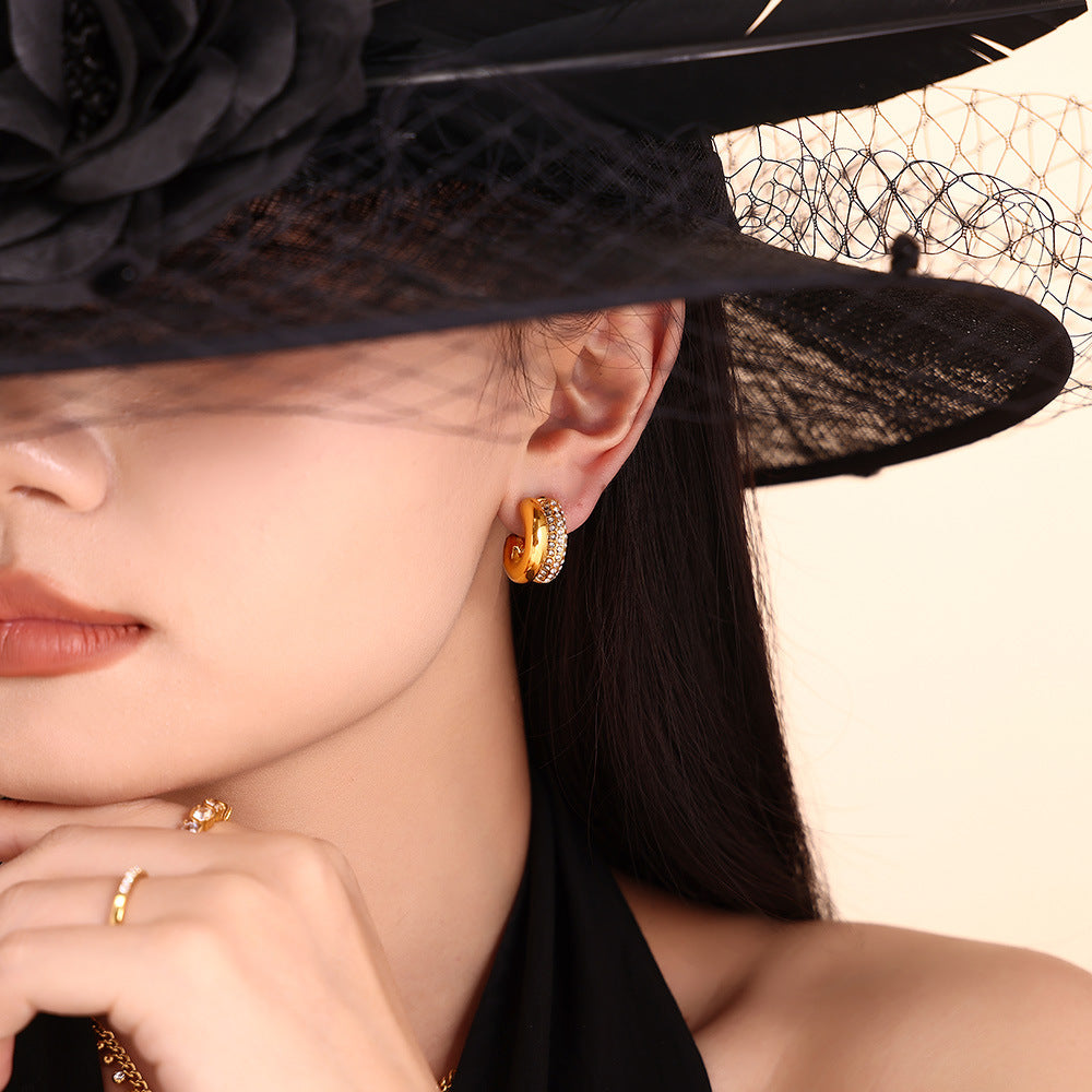 Retro double C sticky diamond earrings fashion temperament stainless steel 18K gold crescent shape does not fade simple earrings women 99