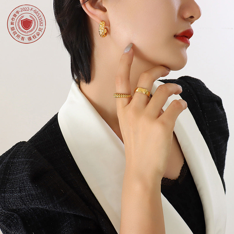 Retro personality elegant wind heavy industry forged C-shaped earrings titanium steel plated 18K gold hot-selling earrings accessories