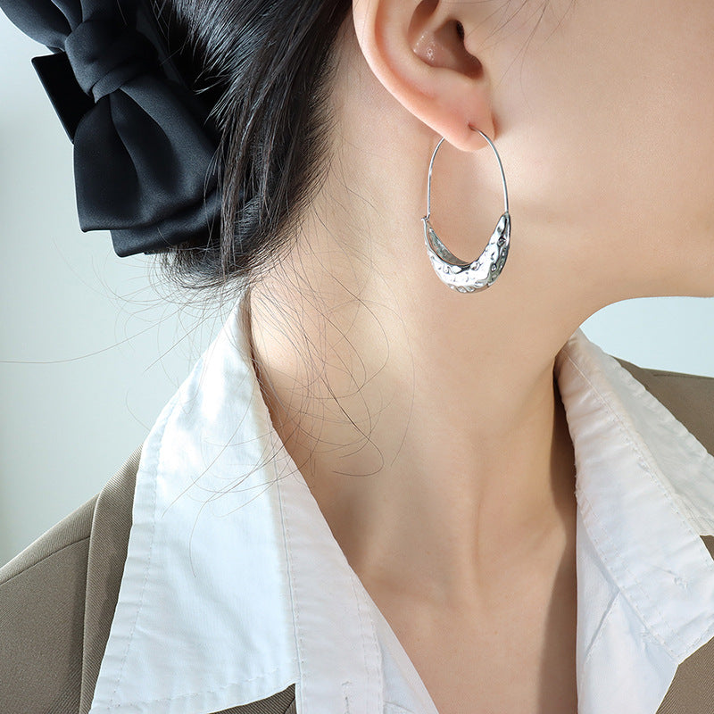 Creative design, personalized tide ship-shaped embossed earrings, titanium steel plated with 18K gold, non-fading, fashionable ear buckle manufacturer