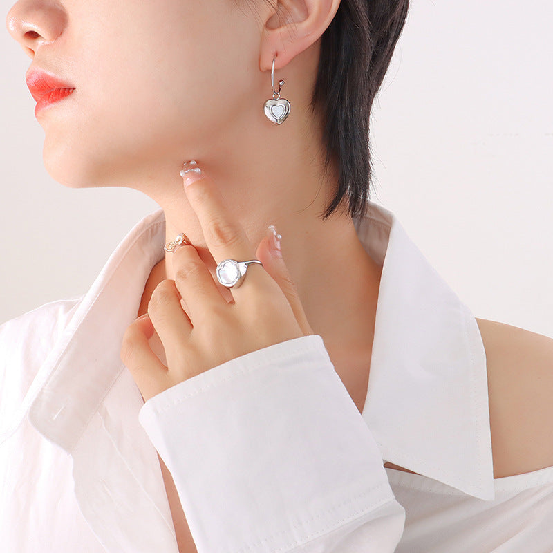Exquisite temperament accessories, fashionable geometric C-shaped stud earrings, trendy and versatile temperament peach heart pendant earrings pp