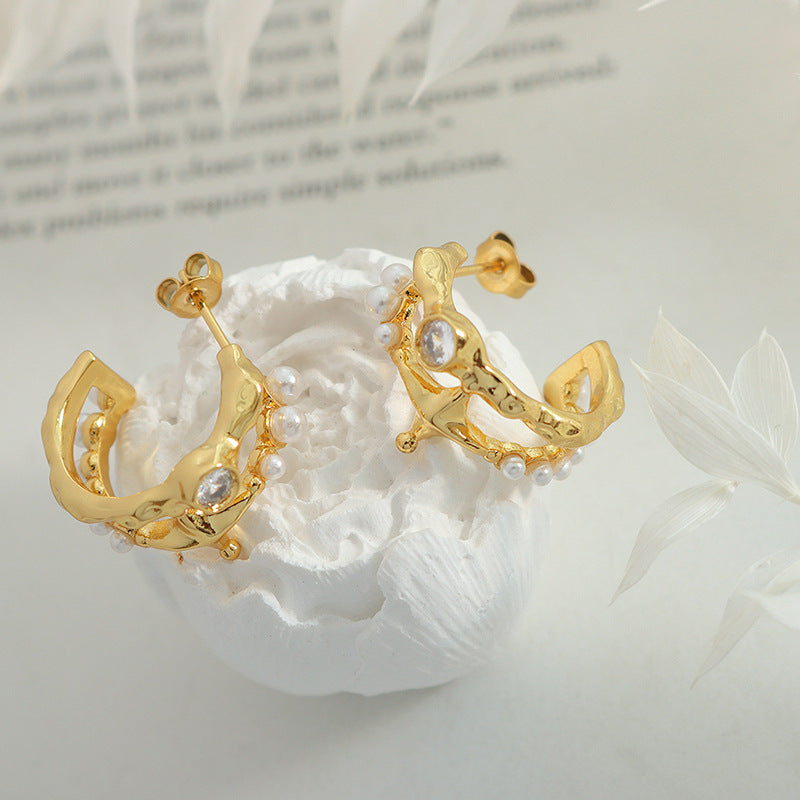 Retro imitation pearl inlaid zircon irregular C-shaped earrings copper material non-fading Hong Kong-style personalized earrings