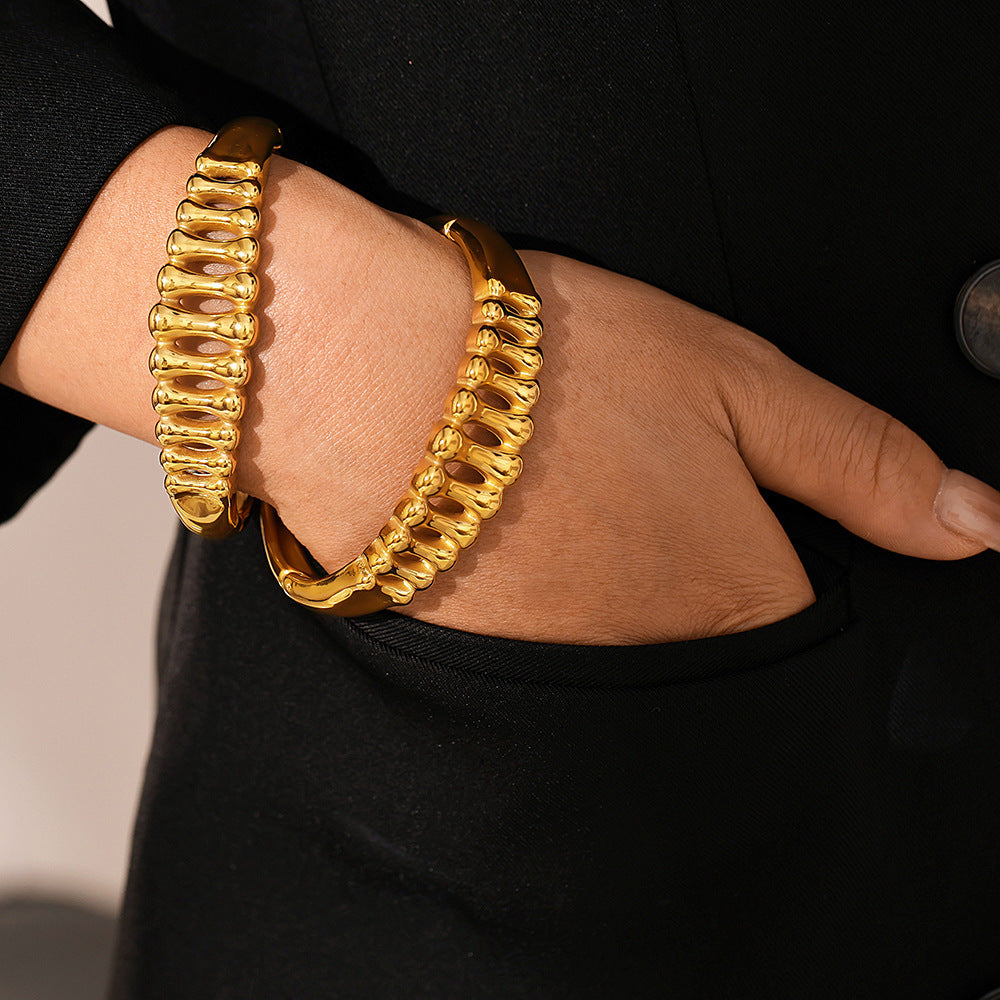 Cold wind fish bone pattern hollow bracelet, fashionable European and American stainless steel gold-plated non-fading bracelet spot wholesale
