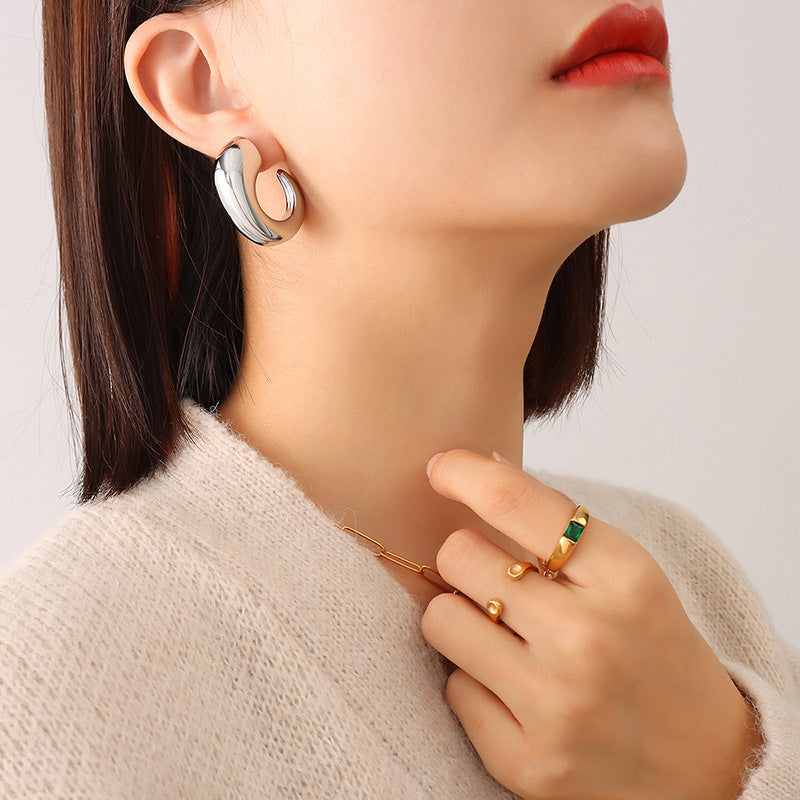 Autumn and winter new niche C-shaped geometric earrings metal cold wind earrings titanium steel plated 18K real gold ear jewelry