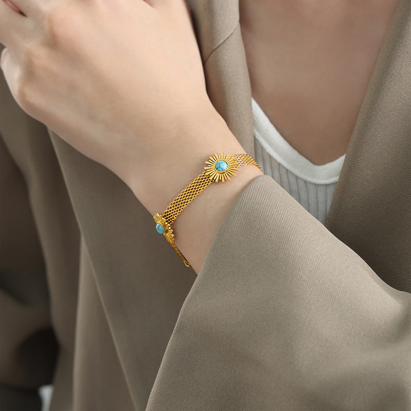 Retro light luxury high-end niche design titanium steel gold-plated flower bracelet fashion personalized jewelry female pp