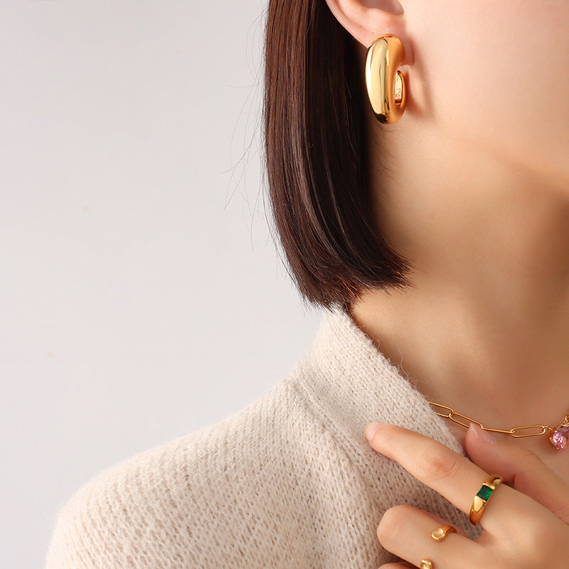 Autumn and winter new niche C-shaped geometric earrings metal cold wind earrings titanium steel plated 18K real gold ear jewelry