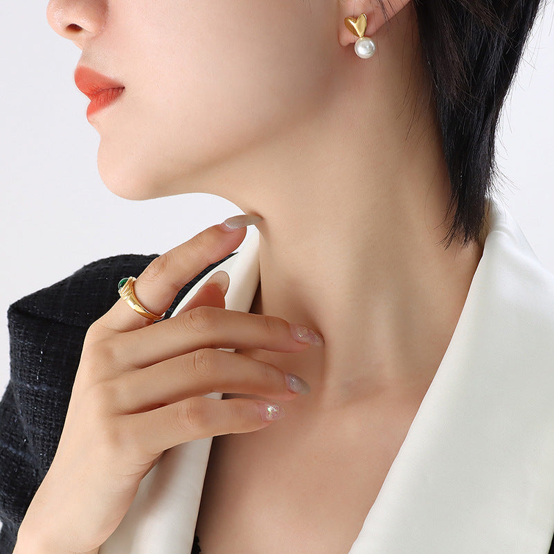 Temperament retro temperament imitation pearl peach heart earrings, titanium steel plated 18K gold stud earrings niche design earrings