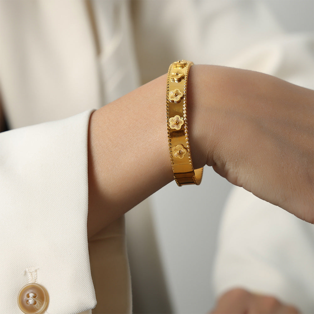 New retro high-end light luxury titanium steel gold-plated flower bracelet personalized niche design jewelry women