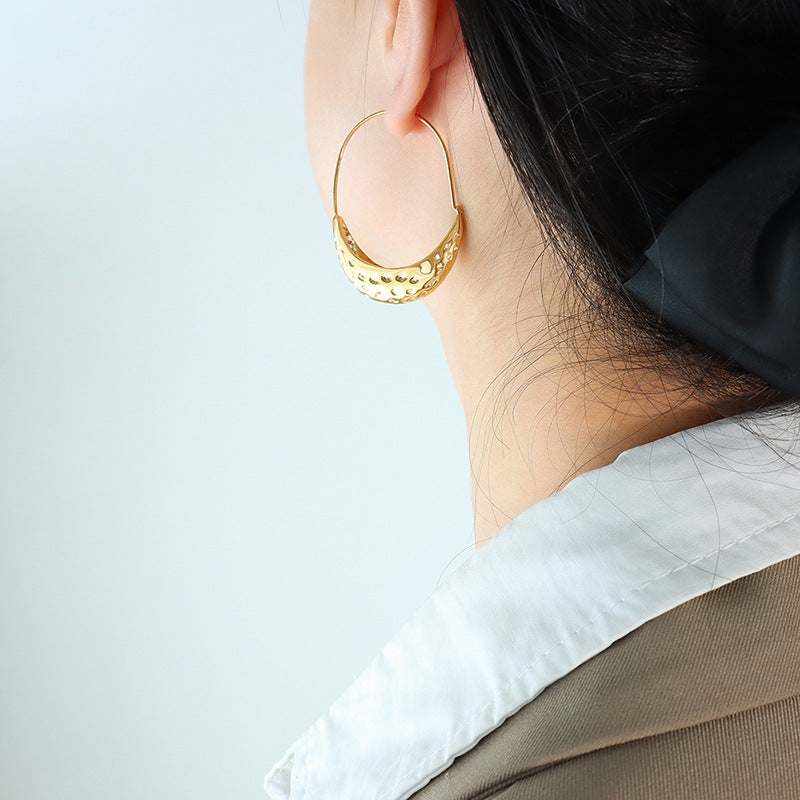 Creative design, personalized tide ship-shaped embossed earrings, titanium steel plated with 18K gold, non-fading, fashionable ear buckle manufacturer