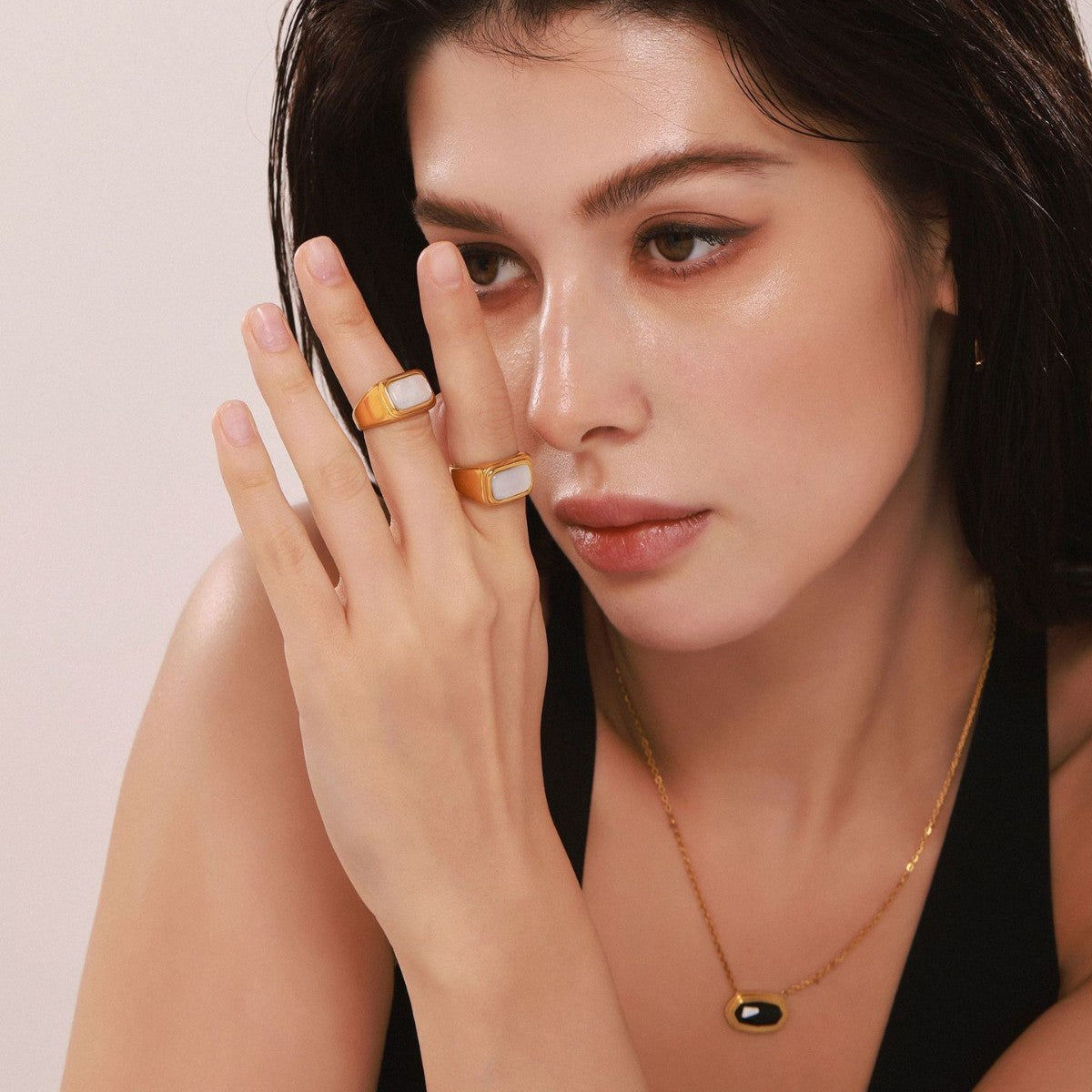 New inlaid white sea shell ring women's titanium steel plated real gold fashionable exquisite non-fading ring spot 99