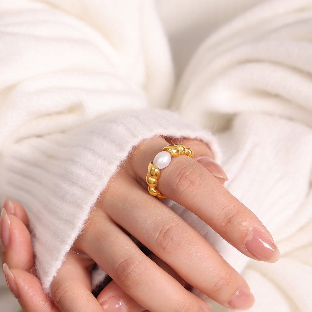 New light luxury fashion retro gorgeous titanium steel plated 18K gold freshwater pearl ring ring jewelry wholesale women