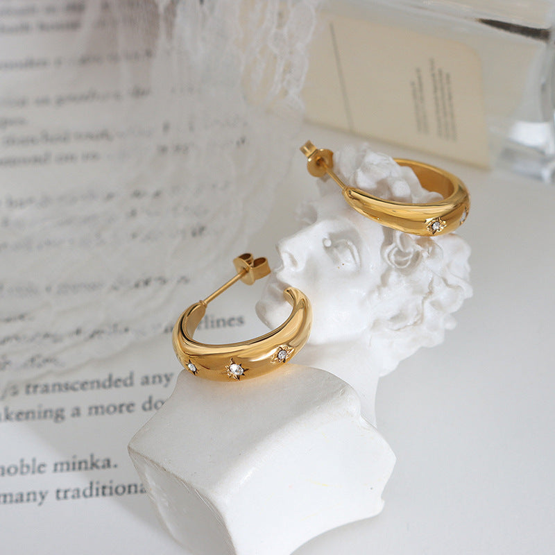 Personality celebrity with the same versatile temperament sense light luxury inlaid zircon earrings C-shaped titanium steel gold-plated stud earrings female pp