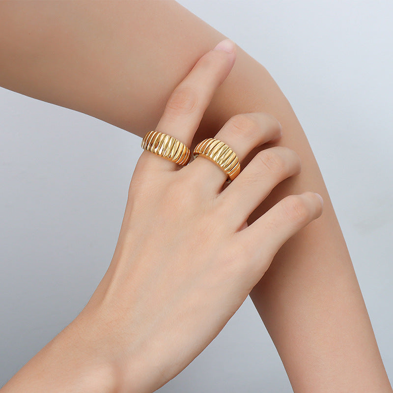 Unique style croissant texture design ring ring ring titanium steel women's plated 18 real gold ring jewelry A253