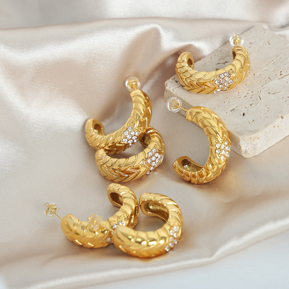 New light luxury high-end temperament diamond-encrusted earrings C-shaped titanium steel plated with 18K gold non-fading earrings women's jewelry