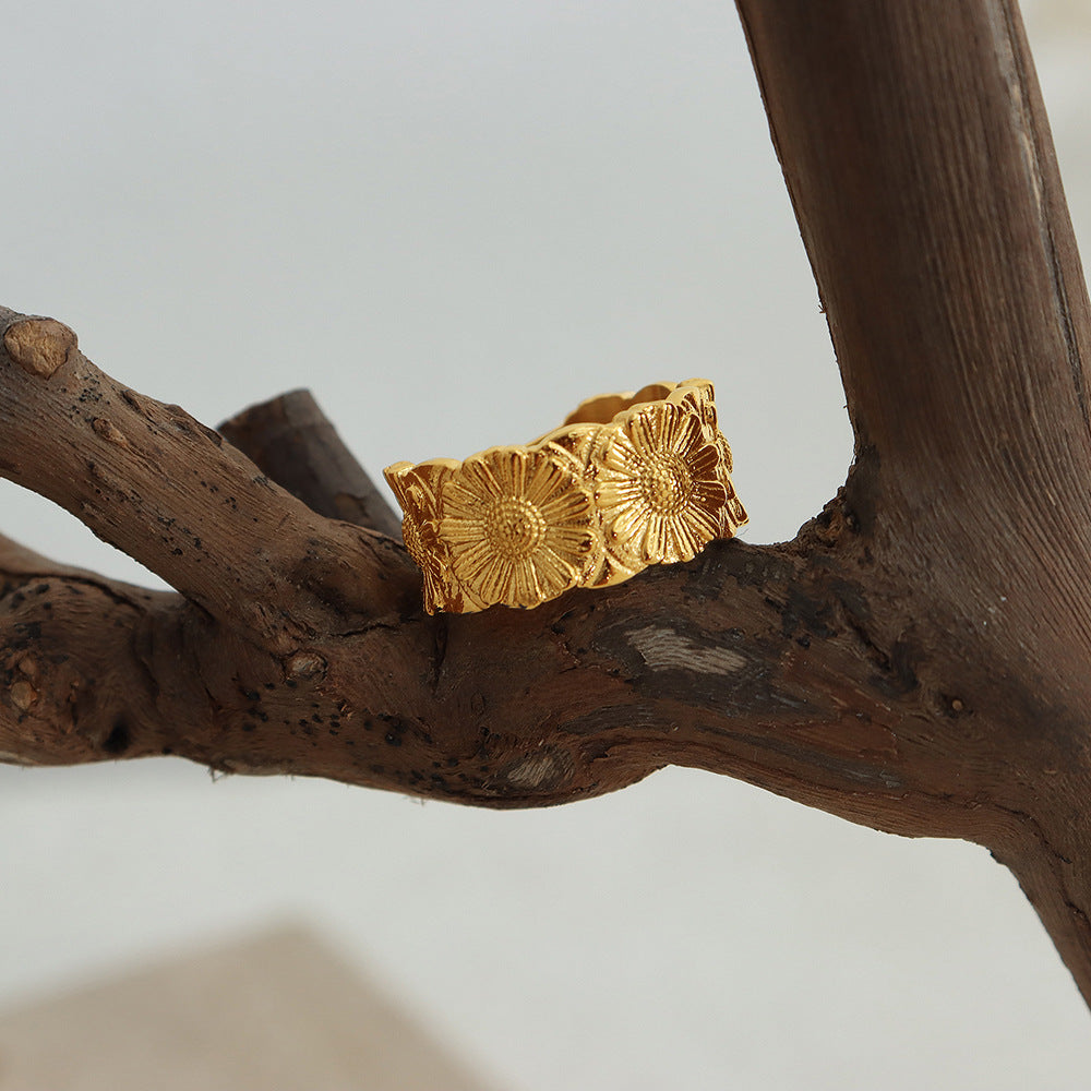 New high-end retro light luxury flower titanium steel plated 18K gold ring does not fade niche design women