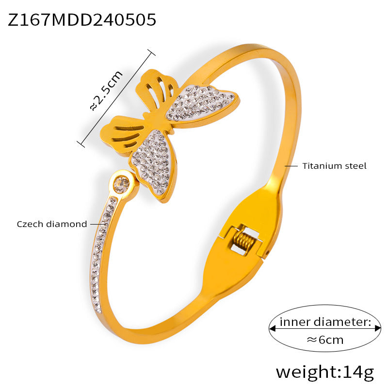 Elegant temperament Gentle and versatile personality bracelet Four-leaf love Diamond butterfly design Titanium steel gold-plated bracelet