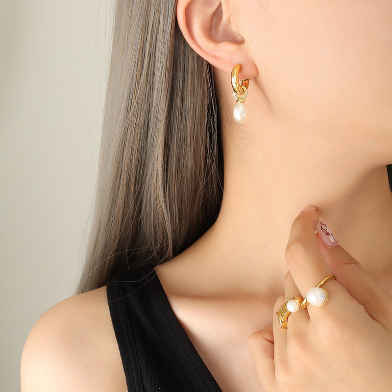 Baroque imitation pearl C-shaped stud earrings European and American personalized earrings Girls jewelry does not fade Titanium steel does not fade earrings