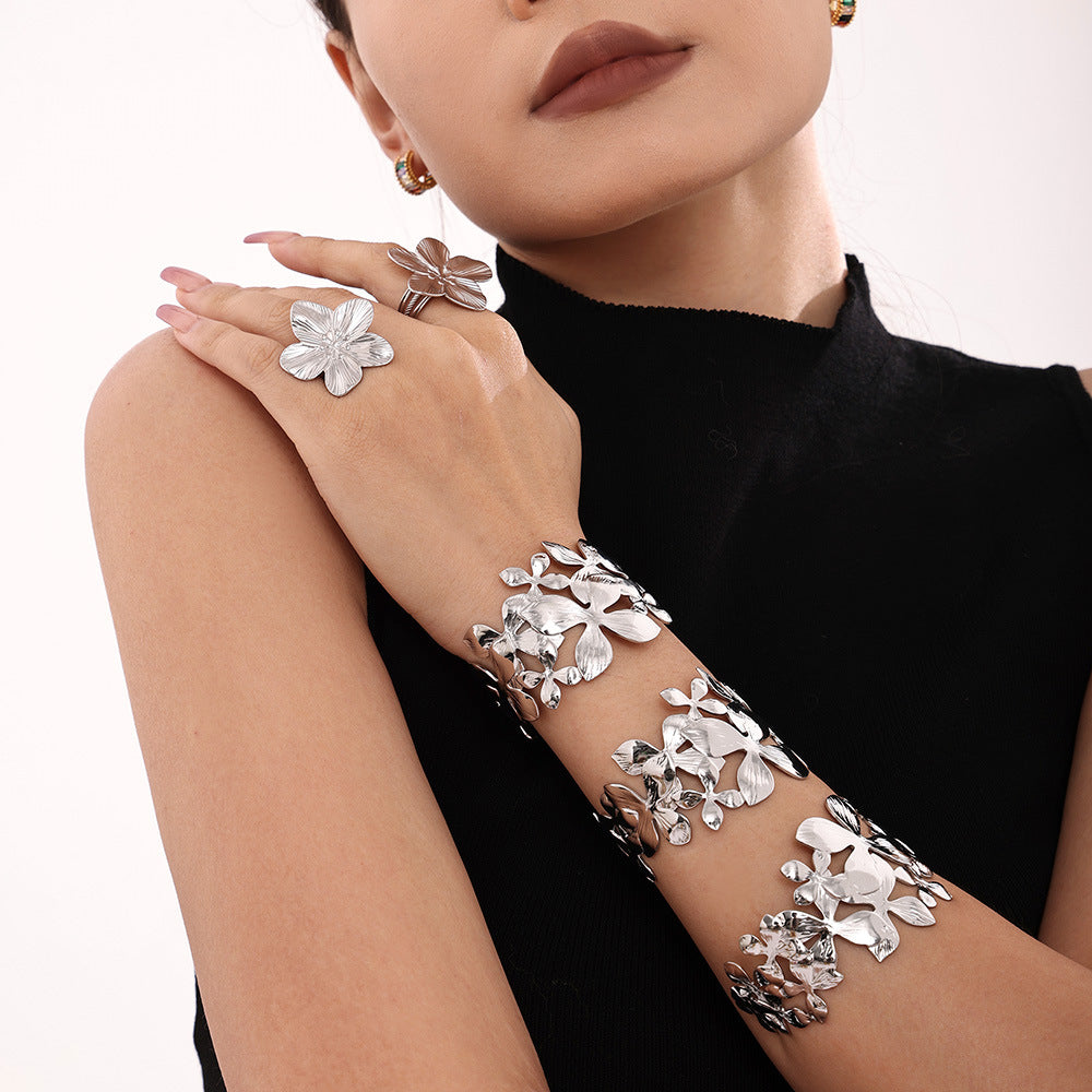Flower wide version open bracelet stainless steel PVD electroplating real gold fashionable and popular cross-border special supply