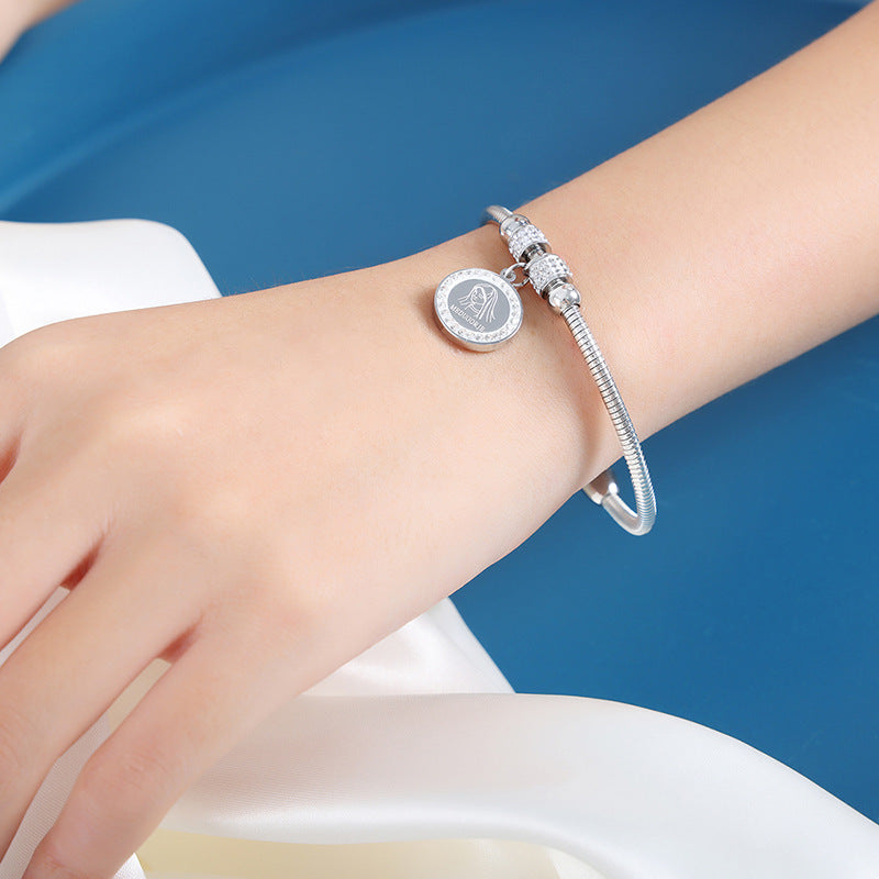 New versatile personality pendant, jewelry, magnetic attraction femininity, electroplating does not fade, titanium steel bracelet jewelry wholesale