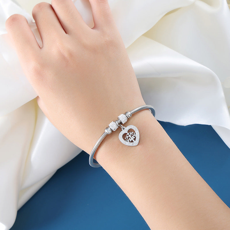 New versatile personality pendant, jewelry, magnetic attraction femininity, electroplating does not fade, titanium steel bracelet jewelry wholesale
