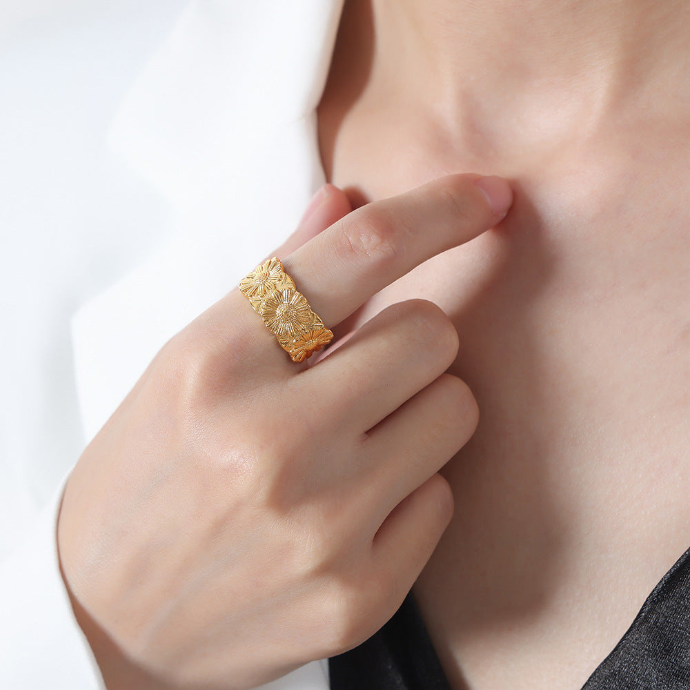New high-end retro light luxury flower titanium steel plated 18K gold ring does not fade niche design women