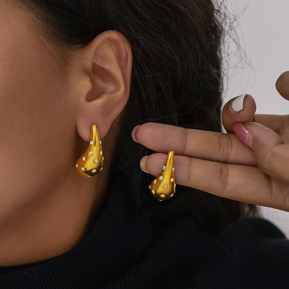 Retro niche light luxury earrings with diamond design feeling, water drop studs, titanium steel gold-plated small fragrant versatile earrings