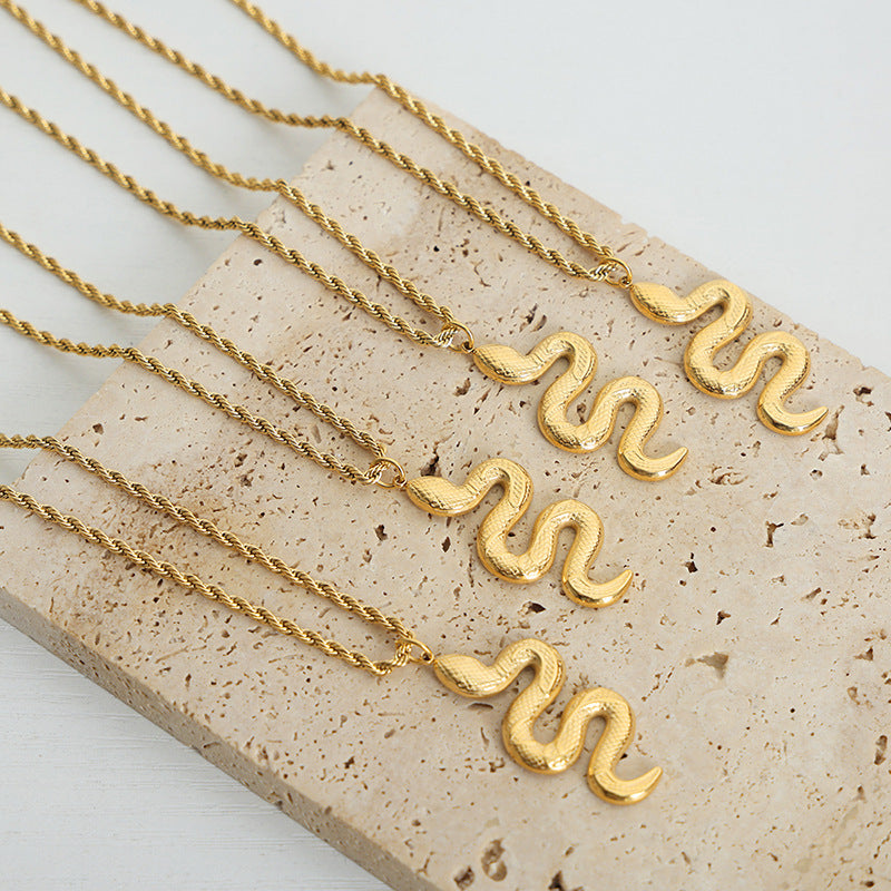 New retro high-end light luxury personalized animal snake titanium steel gold-plated pendant necklace women's jewelry wholesale