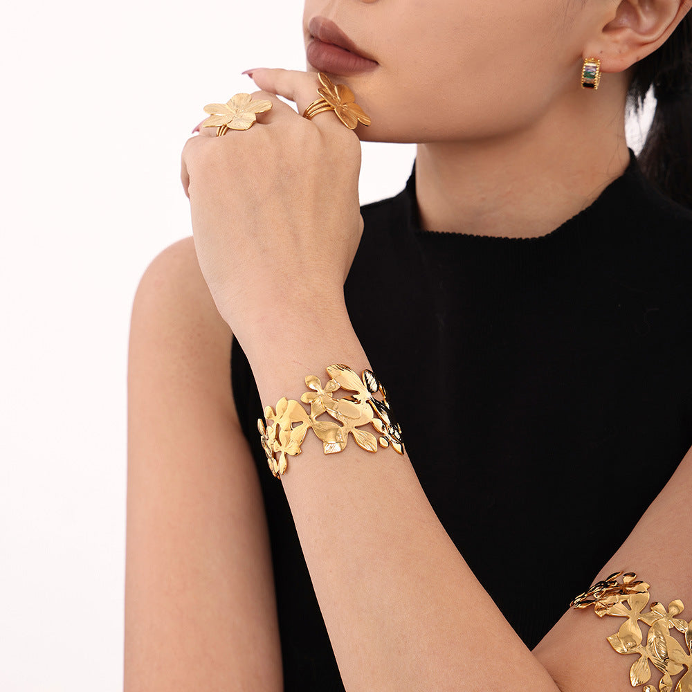 Flower wide version open bracelet stainless steel PVD electroplating real gold fashionable and popular cross-border special supply