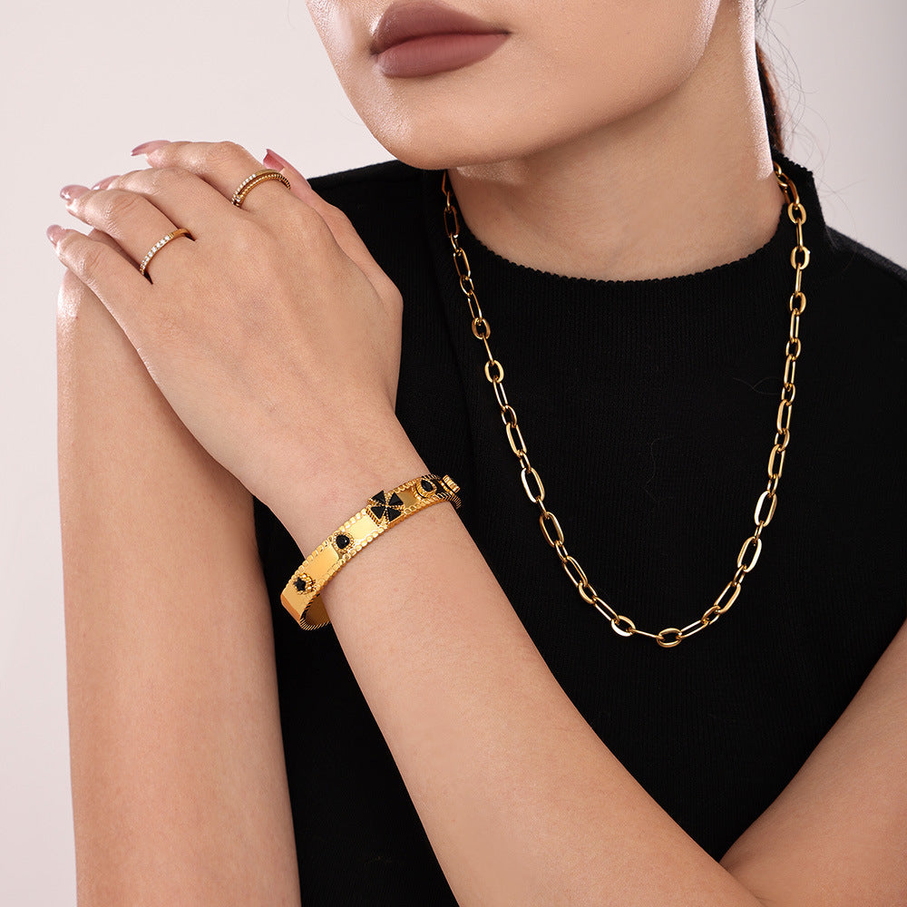 Stainless steel four-leaf flower zircon Czech glass women's buckle gear bracelet does not fade, plated with 18K gold pp