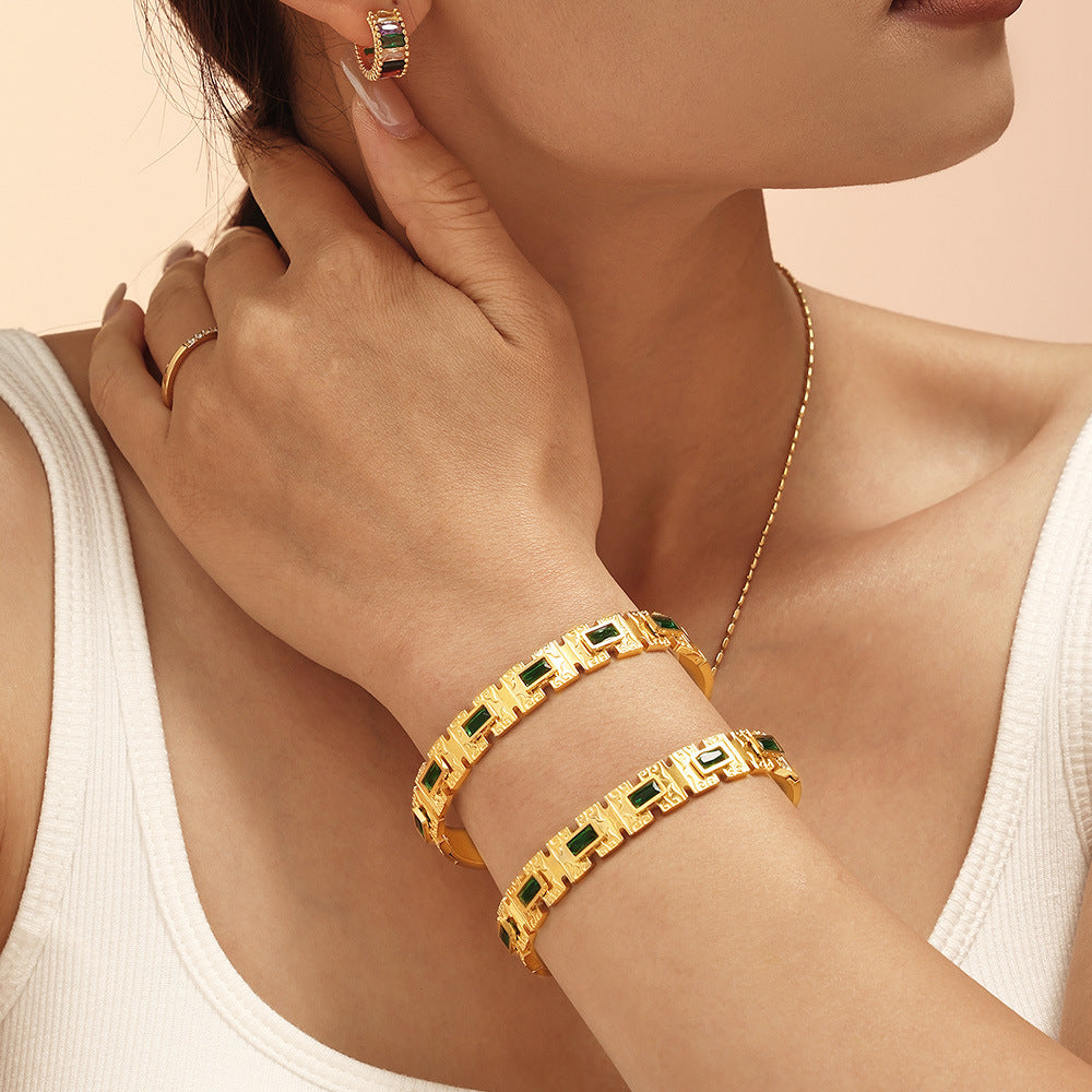 Hot-selling green square glass bracelet buckle design titanium steel plated 18K gold color-preserving cross-border bracelet