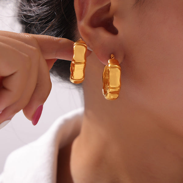 Retro niche personality temperament jewelry geometric engraving texture design titanium steel gold-plated C-shaped earrings