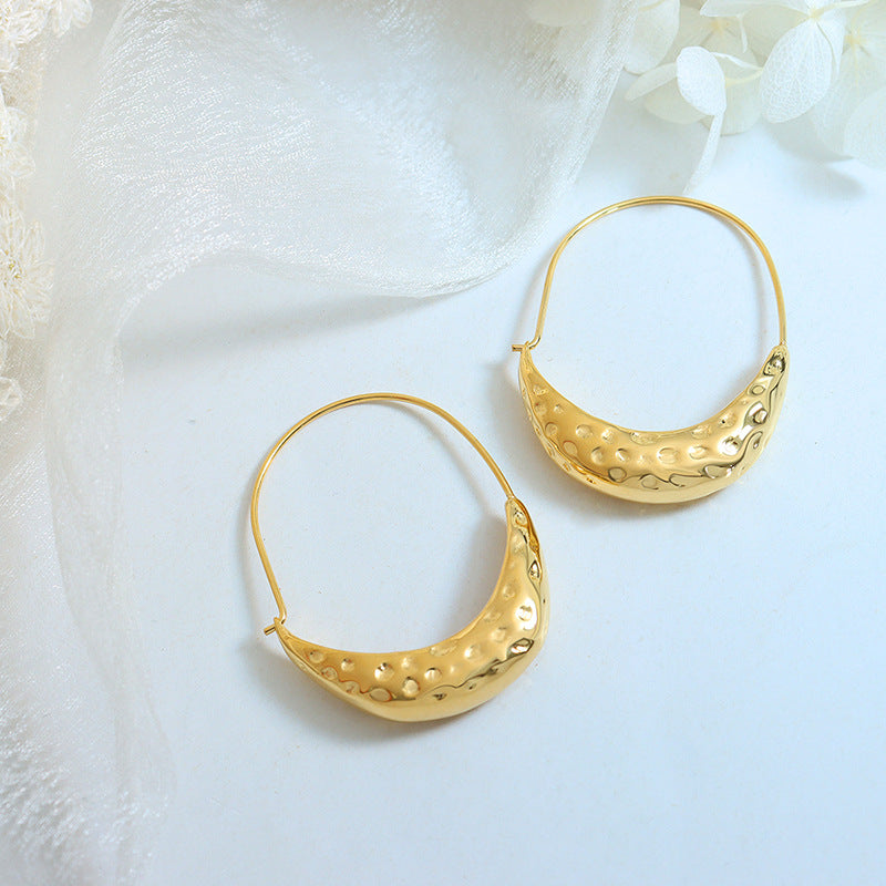Creative design, personalized tide ship-shaped embossed earrings, titanium steel plated with 18K gold, non-fading, fashionable ear buckle manufacturer