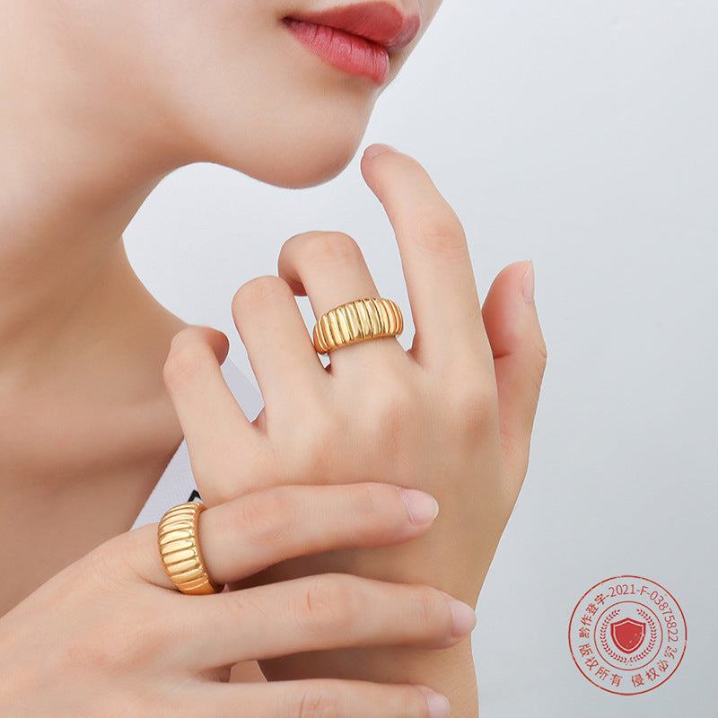 Unique style croissant texture design ring ring ring titanium steel women's plated 18 real gold ring jewelry A253